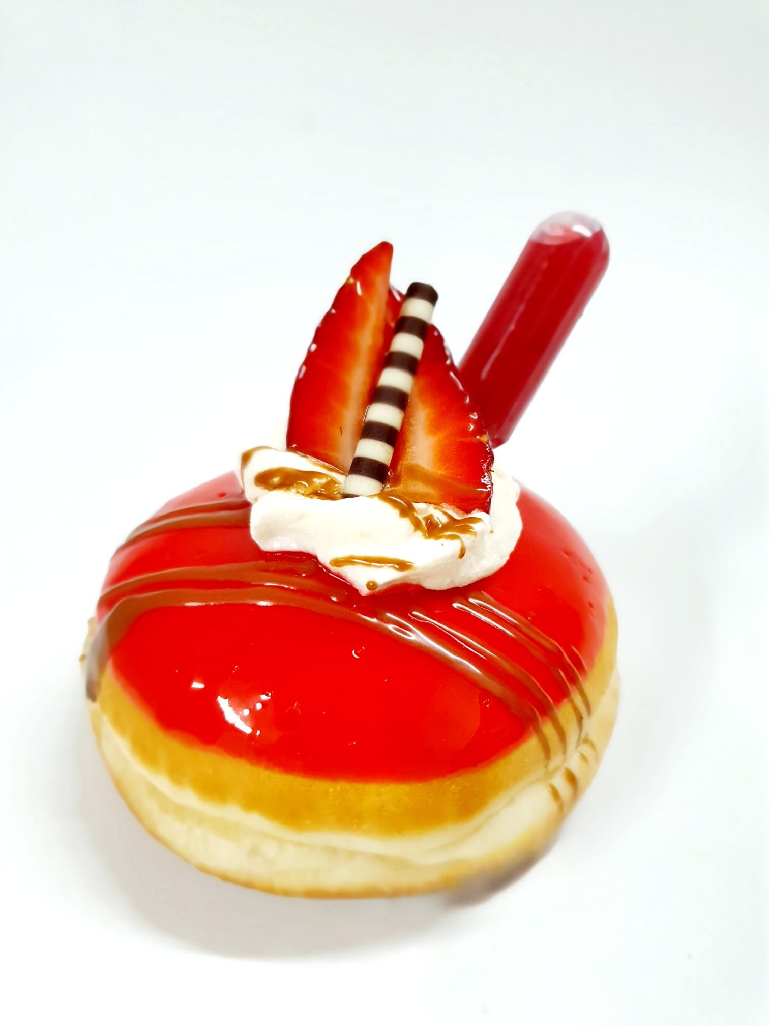 סופגניית פרש תות רויאל – קרם תות טרי עם חתיכות פרי אמיתיות